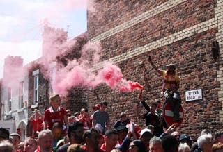 Fanoušci Liverpoolu se shromažďují na vnější straně stadionu